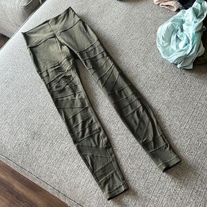 Green bandage mesh detail 25” inseam leggings sz 6 small EUC